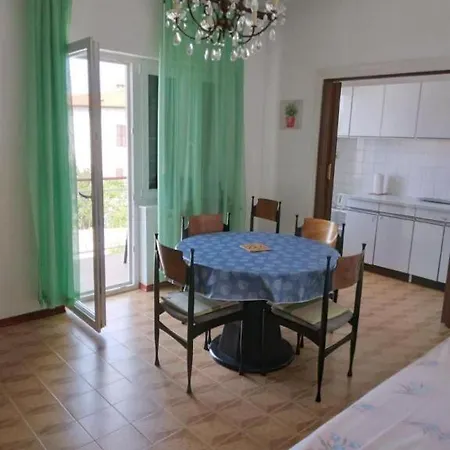 Sea Breeze Apartment *